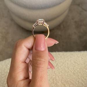 Bague à trois pierres en diamant taille émeraude de 5,50 carats _ Certifiée IGI D-VVS2 Émeraude & Baguette _ Or rose 18 carats - Product Image 3