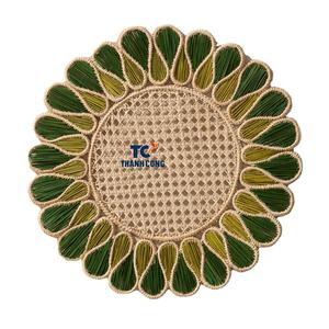 Elegante mantel individual verde oscuro y oliva hecho a mano, perfecto para elevar la experiencia gastronómica diaria o las cenas de lujo. - Product Image 1