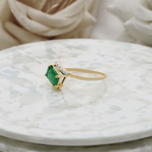 แหวนทองคำ 14K ประดับมรกตธรรมชาติสีเขียวและเพชร ขายส่ง |   แหวนหมั้นทำมือทรงเอเมอรัลด์คัทสำหรับผู้หญิง - Product Image 3