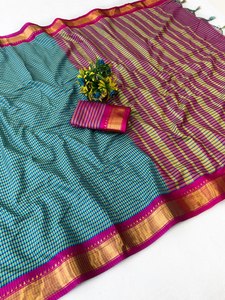 Este elegante conjunto presenta un clásico sari de algodón indio del sur tejido a mano, combinado perfectamente con una blusa sin coser a juego. - Product Image 6