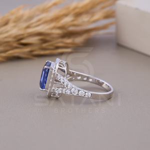 Elegante Anillo de Compromiso con Halo de Moissanita Azul Corte Esmeralda, Elaborado en Plata de Ley Chapada en Oro, Anillo de Boda Perfecto para Mujer - Product Image 5