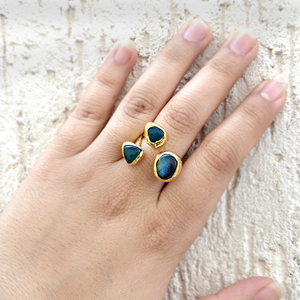 Bague ouverte de forme organique minimaliste avec cabochon en labradorite, onyx vert, apatite et pierre de jade, plaquée or 18 carats, triple pierres précieuses - Product Image 4