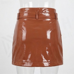 Jupe courte en cuir PU taille haute pour femme, asymétrique, avec fermeture éclair, ceinture et poches, style motard, couleur unie brillante, toutes saisons - Product Image 2