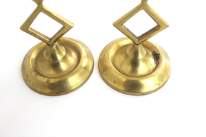 Élégante paire de chandeliers vintage en laiton massif, supports de bougies géométriques modernistes, bougeoirs décoratifs pour bougies coniques - Product Image 6