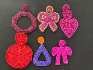 Pendientes de cuentas hechos a mano con diseño geométrico colorido de corazón y lazo para mujer, joyería de moda. - Product Image 2