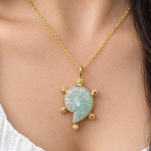 Pendentif Coquillage Sculpté en Laiton Plaqué Or 18 carats avec Pierres Naturelles Labradorite et Amazonite, Anti-ternissement, Bijou Tendance le Plus Vendu - Product Image 2