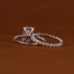 Anillo de Diamante Cultivado en Laboratorio de 2 Quilates, Corte Radiante, con Banda de Diamantes Solitarios, Certificado IGI, Moderno, Juego de Anillos de Boda de Oro Sólido de 14k - Product Image 3