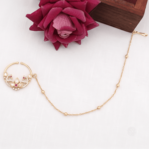 Anillo de nariz tradicional en tono dorado con piedras Kundan blancas y cadena para mujer, joyería étnica para novias y bodas. - Product Image 4