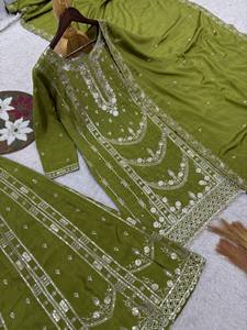 Traje Sharara de 3 Piezas de Seda Chanderi Bordado de Diseño Pakistaní en Verde Oliva al por Mayor - Product Image 4