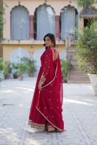 Las más hermosas colecciones de vestidos Anarkali de material Georgette con efecto de flores, para bodas de estilo indio-pakistaní con adornos elaborados. - Product Image 4