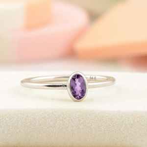 Anillo solitario de amatista púrpura, delicado anillo de boda con gema púrpura de corte ovalado, joyería de piedra de nacimiento para mujer - Product Image 6