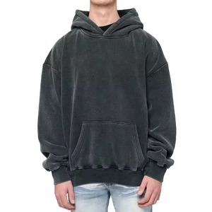 เสื้อฮู้ดดี้สีดำฟอกแบบสั่งทำพิเศษสำหรับผู้ชาย ทรงโอเวอร์ไซส์ ไหล่ตก มีกระเป๋าจิงโจ้ สไตล์วินเทจลำลองแนวสตรีทแวร์ - Product Image 1