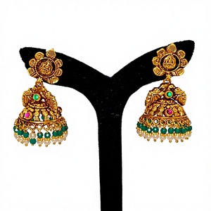 Pendientes Antiguos de Oro Sólido de 22k con Motivo de Lakshmi Hecho a Mano, con Esmeraldas Verdes y Perlas Naturales para Boda - Product Image 1