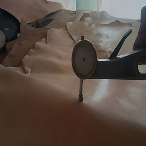 Cuir de vache naturel non teint, tanné végétal, pleine fleur, épaisseur 1,2 à 1,4 mm, pour portefeuilles, chaussures et sacs sur mesure, 14 à 18 pieds carrés, demi-cuir. - Product Image 4