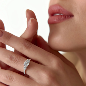 Bague de fiançailles classique en or jaune 18 carats avec diamant rond brillant de 2 carats cultivé en laboratoire, unisexe, avec diamants naturels latéraux certifiés - Product Image 4