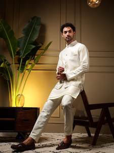 Мужской комплект из тяжелого шелка с вышивкой Daman Koti, включающий курту и брюки из шелка с эффектом слэб, украшенные пайетками, для свадеб и праздничных мероприятий - Product Image 6