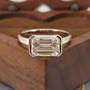 Anillo de Compromiso con Diamante Corte Esmeralda de 3 Quilates en Oro Sólido de 18K, Chapado en Oro Rosa, Engaste de Puntas, Estilo Clásico para Mujer - Product Image 1
