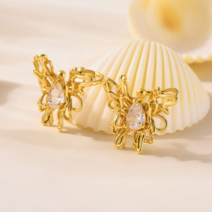 Pendientes de Clip de Mariposa de Latón Chapado en Oro de 18K al por Mayor con Zirconia de Corte Princesa y Engaste de Garra para Joyería de Regalo Unisex - Product Image 1
