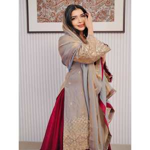 Conjunto de Lehenga Choli de Seda de Diseñador con Bordado de Lentejuelas, Talla XL para Boda - Product Image 4