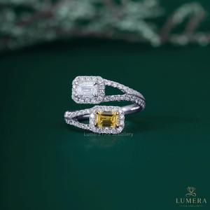 Bague de luxe 1,8 carats en or blanc 18 carats avec deux diamants jaunes taille émeraude certifiés IGI, double halo ouvert, diamant de laboratoire - Product Image 1