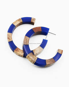 Boucles d'oreilles en résine pour femmes en résine et bois pour articles de fête Bijoux et accessoires à la mode - Product Image 2