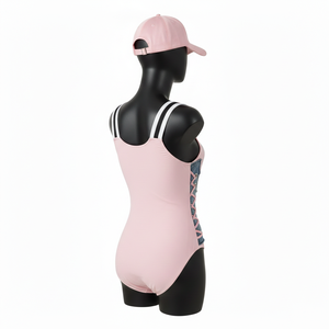Traje de baño rosa premium para mujer, de poliéster y spandex, con paneles laterales de mezclilla elástica y logotipo bordado con apliques. - Product Image 5