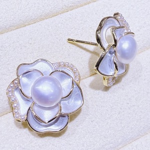 Boucles d'oreilles à clous tendance pour femmes Zhuji, design exquis de camélias de montagne avec perles d'eau douce naturelles blanches - Product Image 4