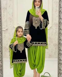 ชุดคูชีผ้าชีฟองสีขาวแบบดั้งเดิมของชาวอัฟกันสำหรับแม่และลูกสาว ตกแต่งด้วยผ้ากำมะหยี่สีดำที่ตัวเสื้อ พร้อมงานปักมือสีทองอย่างประณีต สวมใส่สบายๆ - Product Image 3