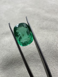 Magnifique émeraude zambienne naturelle verte intense, taille coussin, 2,40 carats, pierre précieuse non montée pour la création de bijoux - Product Image 1