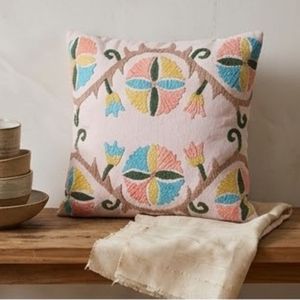 Housse de coussin carrée décorative en coton brodé floral style bohème, lavable, design fait main – Grande Vente - Product Image 5