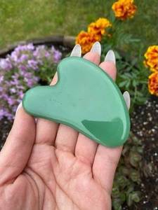 Gua Sha Redonda de Resina Natural Hecha a Mano Personalizada para Reventa a Salones de Masajes y Artistas - Product Image 5