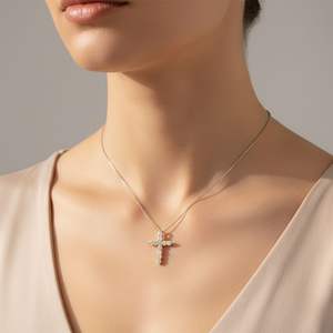 Collar con colgante de cruz con engaste de puntas y corte redondo de 0.90 quilates - Product Image 6