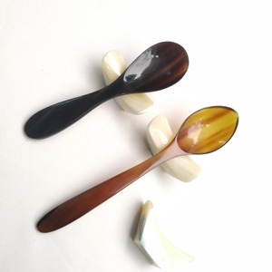 Cuillère en corne de buffle naturelle, fabriquée à la main et polie, idéale pour servir des épices, des condiments ou pour une utilisation décorative à table, de haute qualité - Product Image 4