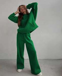 Ensemble deux pièces d'hiver pour femme de haute qualité : sweat à capuche oversize et pantalon de survêtement large à boutons, en polaire personnalisée avec motif délavé - Product Image 2