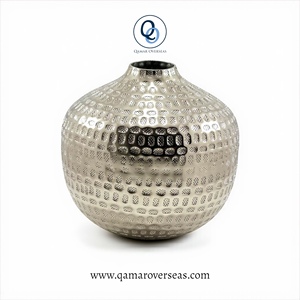 Vase à fleurs en aluminium contemporain au design martelé argenté pour la décoration de la maison, la décoration de bureau, la décoration de salle à manger - Product Image 1