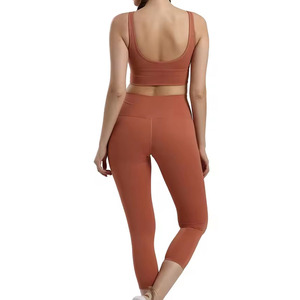 Conjunto de yoga sin costuras con cuello cuadrado, diseño de cintura alta en colores modernos, ajuste ceñido, de alta calidad, ropa deportiva para mujer, ropa para correr. - Product Image 4