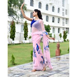 ผ้าซารีสีชมพูหรูหรา ลายเพ้นท์มือสไตล์ชาติพันธุ์ ผ้าจอร์เจตต์ชีฟอง สำหรับงานแต่งงานอินเดีย ชุดสำหรับงานปาร์ตี้ ผู้หญิง พร้อมเสื้อคลุม ใส่ได้ทุกฤดู - Product Image 1