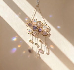 Decoración colgante de cristal premium en cristal morado y blanco, adecuada para la decoración de dormitorios, balcones y salas de estar, procedente de la India. - Product Image 1