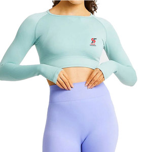 Crop top femme en tissu durable, lavable, couleur unie, style streetwear urbain, chic, minimaliste, tendance, moderne et élégant. - Product Image 3