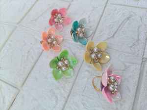 แหวนดอกไม้ไข่มุกบาโรกปรับขนาดได้ – อะคริลิกประดับเพชรตรงกลาง เครื่องประดับงานแต่งงาน พิธีดอลกี และของขวัญสำหรับเธอ - Product Image 5