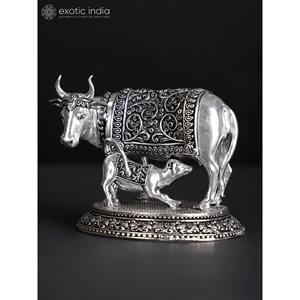 Petite statue de vache et de veau en laiton plaqué argent de 3.5 pouces avec sculpture attrayante pour la décoration intérieure, les cadeaux et le temple fabriqués en Inde - Product Image 4