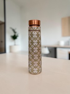 Bouteille en cuivre à motif marocain de chez Indian exports international. Cuivre pur certifié - Product Image 1