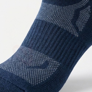 Chaussettes pour hommes à motif géométrique, tricotées, respirantes, en spandex, polyester et coton, style classique pour l'automne - Product Image 5