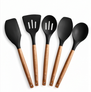 Ensemble d'ustensiles de cuisine en silicone avec manches en bois, design minimaliste noir mat, compatibles lave-vaisselle, pour le camping et l'hôtellerie - Product Image 1