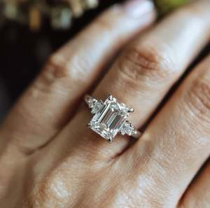 แหวนพลอยมอสซาไนต์ทรงเอเมอรัลด์ เงินแท้ 925 ชุบทอง 18K แหวนหมั้นสำหรับเธอ ของขวัญวันเกิดสุดหรูหราสง่างาม - Product Image 2