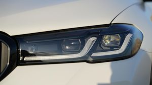 Vente sérieuse de BMW M550i xDrive berline 2023, prête à être expédiée dans le monde entier - Product Image 4