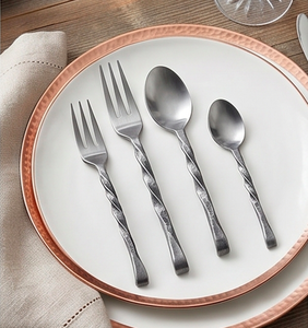 Ensemble de couverts modernes à finition mate avec poignées torsadées, compatibles lave-vaisselle, pour mariage, usage domestique et quotidien - Product Image 1