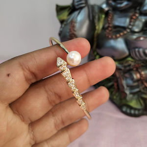 Bracelet pour femme en perles d'eau douce de qualité supérieure, avec design plaqué or, pour les occasions spéciales ou les mariages, provenant d'un fournisseur indien. - Product Image 1