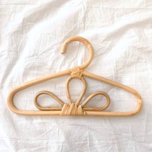 Perchas naturales más vendidas percha de ropa de ratán para ropa de niños con caja de embalaje personalizada - Product Image 1
