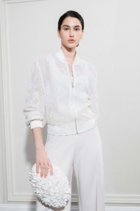 Pantalon pour femme à faible MOQ, modèle ELYN WIDE-LEG PANTS, élégant, taille haute, style minimaliste, fermeture éclair latérale, pantalon décontracté pour femme, fabriqué au Vietnam. - Product Image 6